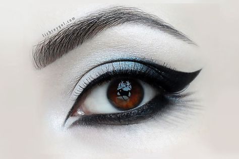 Elegant Gothic Makeup, Gothic Eye Makeup Hooded Eyes, Simple Gothic Makeup Looks, Elder Goth Makeup, Witchy Makeup Looks Everyday, Simple Goth Eye Makeup, Beginner Goth Makeup, Victorian Gothic Makeup, Simple Gothic Makeup