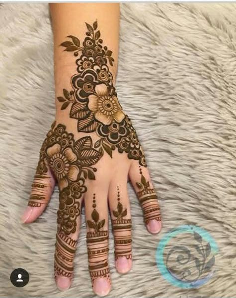 Mehindhi Design Simple Modern, Henna Design Simple, Henna Tattoo Design, Henna Flower Designs, Mehedi Design, Henna Hand, Floral Henna Designs, Pretty Henna, Mehndi Designs For Kids