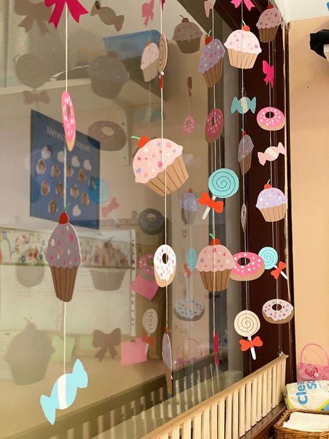 Candy Theme Birthday Party Decorations Diy, Candy Shop Window Display, Cupcake Door Decoration, Candy Land Door Decorations, Christmas Candyland Decorations, Candy Theme Classroom, Candyland Crafts, Stall Decorations, Candy Decorations Diy