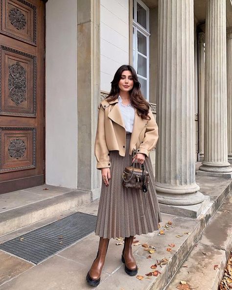 A Y D A H A D I on Instagram: "shades of brown 🐻 *Ad/Anzeige bc of tagged acc" Cute Thanksgiving Outfits, Work Outfits Women Summer, Skandinavian Fashion, Chique Outfits, Hijab Outfits, Date Outfit Casual, London Outfit, Business Casual Outfits For Work, Fabric Boxes