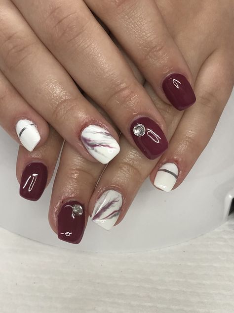 Maroon Gel Nails Design, Maroon Marble Nails, Maroon Gel Nails, Maroon And White Nails, Maroon Fall Nails, Fall Nails Coffin, Gel Nails Design, Marble Nails Tutorial, Fall Toe Nails