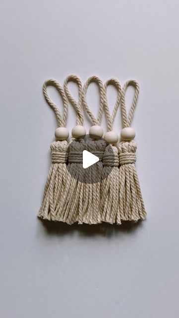 Macrame Tassel Tutorial, Macrame Pom Pom, Macrame Pompom, Macrame Tassel Diy, Macrame Bunting Tutorial, Bobbiny Macrame, Tassel Ornaments, Macrame Knots Diy, Macrame Tassels