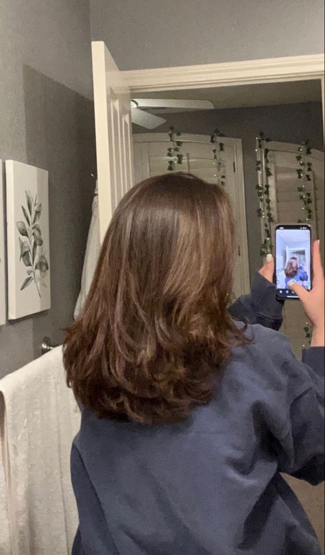 Chic Layered Hair, Layered Armpit Length Hair, Medium Haircut Thick Wavy Hair, Medium Length Hair With Layers Unstyled, Haircuts That Look Good Without Styling, Subtle Layers Medium Hair, Rounded Long Layers, Soft Layers Medium Hair, Layers Haircuts