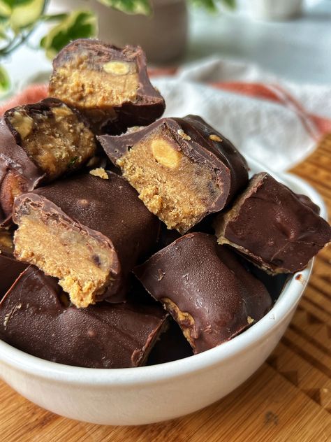 No-Bake Snickers Protein Bites Snickers Protein Bar, Protein Snickers, Snickers Bites, Snickers Protein, Ella Vegan, Vegan Snickers, Caramel Ingredients, Vegan Protein Bars, Meal Prep Snacks