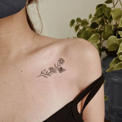 Fine Line Flower Tattoo Collarbone, Women’s Collarbone Tattoos, Flower Tattoo Clavicle, Daisy Collarbone Tattoo, Daisy Tattoo Collar Bone, Wildflower Tattoo Collar Bone, Daisy Collar Bone Tattoo, Collarbone Floral Tattoo, Flowers On Collar Bone Tattoo