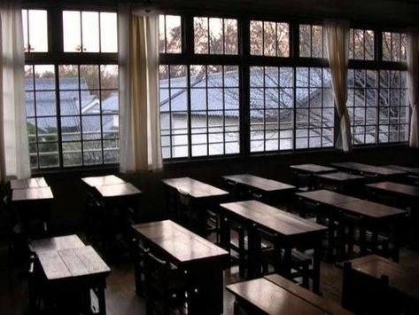 dark academia School Aesthetic Classroom, Aesthetic Classroom, Dark Academia School, Boarding School Aesthetic, Wammy's House, Dark Acadamia, Corpse Party, Aesthetic Dark Academia, College Aesthetic