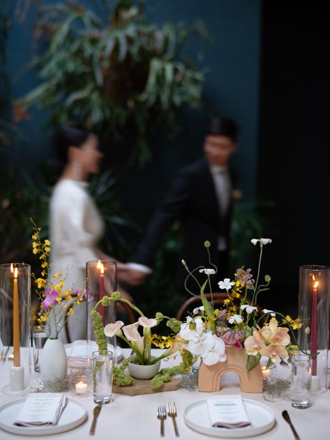 Garden Wedding Design Ideas, Ikebana Wedding Table, Ikebana Arrangements Wedding, Modern Floral Installation, Modern Tablescape Wedding, Head Wedding Table Decorations, Candle Arrangements Wedding, Ikebana Wedding Centerpieces, Organic Modern Wedding