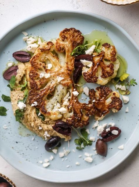 Roasted cauliflower with hummus, olives and feta Cauliflower Hummus, Creamy Hummus, God Mat, Cauliflower Recipes, Roasted Cauliflower, Come Together, Soul Food, Side Dish, Hummus