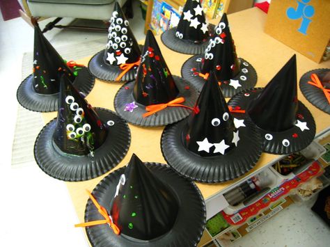 Witches Hat Craft, Kindergarten Halloween Crafts, Quick Halloween Crafts, Bricolage Halloween, Crazy Hat, Witches Hats, Halloween Kindergarten, Wizard Hat, Halloween Arts And Crafts