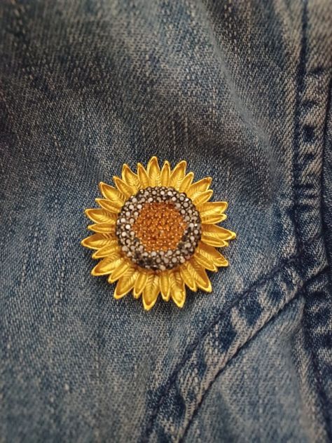 ❤️ my new sunflower brooch. Sunflower Brooch, Dressing Room, Sunflower