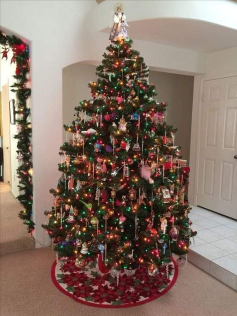 Big Christmas Tree Ideas, Christmas Tree Old Fashioned, Cute Christmas Tree Themes, Creative Christmas Tree Ideas, Diy Christmas Trees, Oversized Ornaments, Fashion Christmas Tree, Pencil Tree, Christmas Tree Inspo