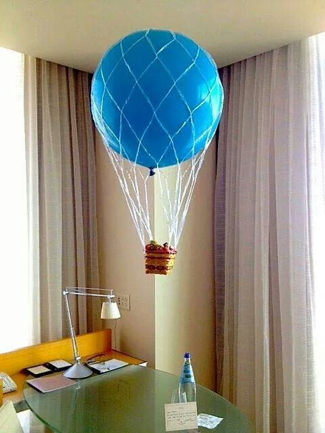 Origineller Willkommens-Gruß im Four Season Hotel -  Sweets im gasgefüllten Luftballon sorgen für ein Wow-Erlebnis beim Gast | Original flying welcome gift in four season hotel | Frische Ideen für kreatives Hotelmarketing / Fresh ideas for creative hotel marketing #hotel #marketing #ideen #kreativ Welcome Amenities, Impressive Cakes, Guest Amenities, Hotel Operations, Four Season Hotel, Kids Play Tent, Hotel Ideas, Cake Artist, Hotel Food