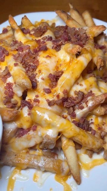 How To Make Loaded Fries, Loaded Chips, Loaded Cheese Fries, Loaded French Fries, Loaded Fries Recipe, Cheesy Food, Food Fries, Bacon Fries, Loaded Fries