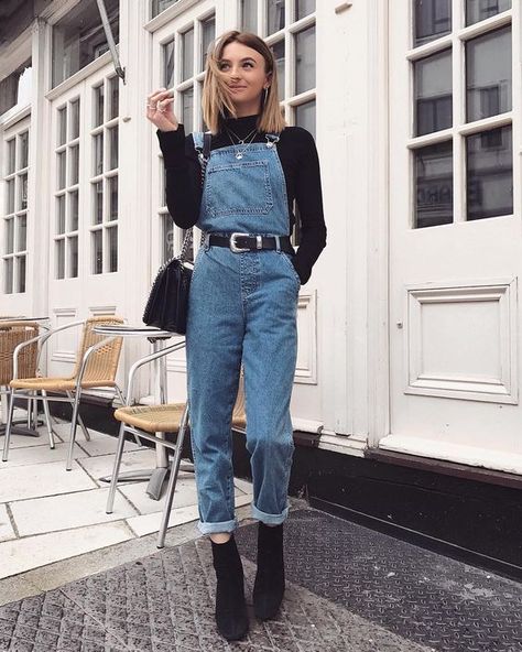 204da255aea2cd4a75ace6018fad6b4ddesc39034350ri Jean Overall Outfits, Style Salopette, Vestiti In Jeans, Overall Outfit, Jeans Overall, Elegante Casual, Jean Overalls, Indie Outfits, Moda Vintage