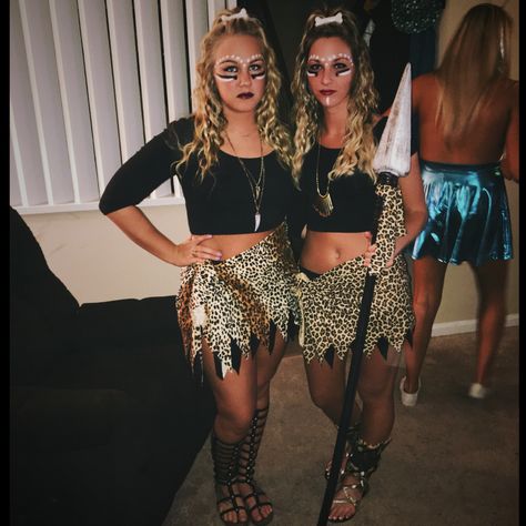 Jungle tribe girls Cavegirl Costume, Caveman Costume, Jungle Outfit, Easy College Halloween Costumes, Mermaid Costume Diy, Carnaval Outfit, Halloween Parejas, Diy Couples Costumes, Halloween Coustumes