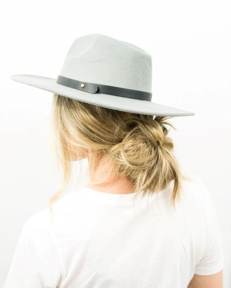 Hairstyles With Straw Hat, Ways To Wear Your Hair With A Hat, Hairdos For Hats, Low Bun With Cowboy Hat, Panama Hat Hairstyles, Hair With Sunhat, Hairstyles With Fedora Hats, Hairstyles For Hats Low Buns, Hairstyles With Sun Hat