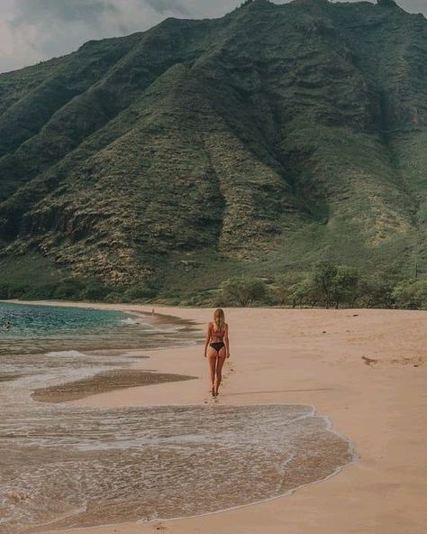 Wherever you go, no matter what the weather, always bring your own sunshine☀ Honolulu Picture Ideas, Natural Beach Pictures, Hawaii Maui Photography, Makua Beach Oahu, Beach Travel Photography, Oahu Beach Photoshoot, Best Beach Photos Ideas, Hawaii Aesthetic Oahu, Hawaii Beach Photoshoot