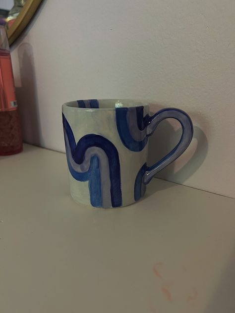 pottery painting, blue mug, swirl design, art inspiration, aesthetic Swirl Pottery Painting, Creative Space Keramik, Painting Mugs, Clay Cafe, Ceramic Cafe, Ceramic Store, Clay Inspo, Diy Pottery Painting, Pottery Inspo