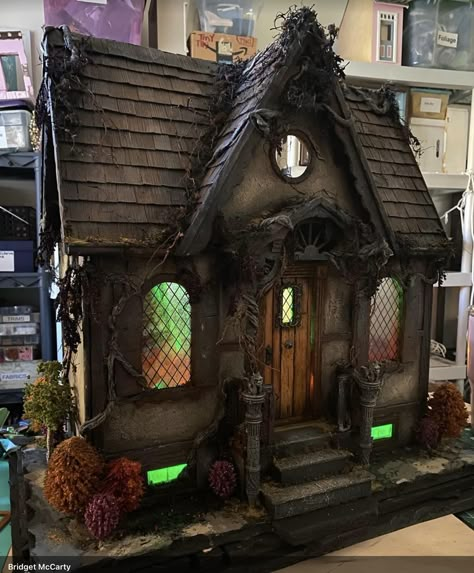 Creepy Dollhouse Diy, Witch House Miniature, Witch House Diorama, Diy Haunted Dollhouse Halloween Miniatures, Spooky Dolls House, Haunted House Diorama, Witch Dollhouse Diy, Spooky Dollhouse Diy, Witch Cabinets