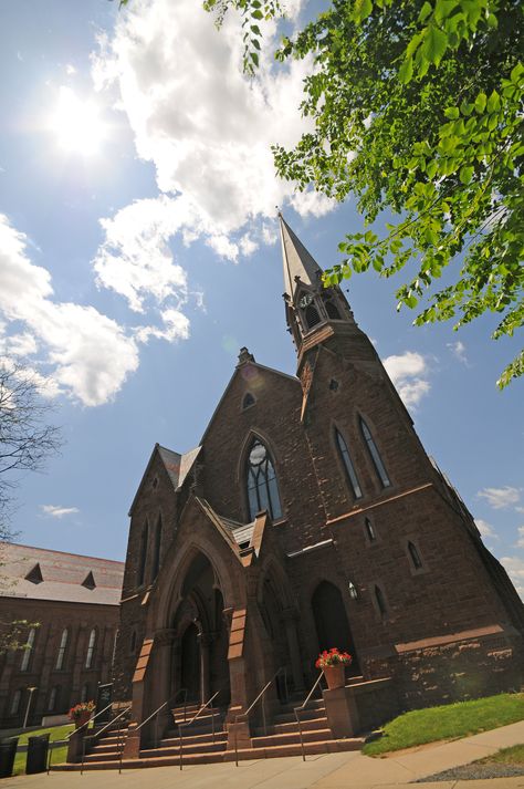 Memorial Chapel at Wesleyan University, Middletown, CT, June 2012. Wesleyan University, University Aesthetic, College Job, College Aesthetic, Dream College, Scenic Photos, Gunma, Vintage Memory, College Campus