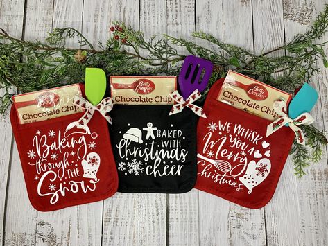 Pot Holders Diy Vinyl, Cricut Christmas Pot Holders, Christmas Pot Holders Vinyl, Teacher Christmas Gifts Pot Holders, Pot Holder Vinyl Ideas, Pot Holders Christmas, Christmas Pot Holders, Beach Candle Holder, Christmas Potholders