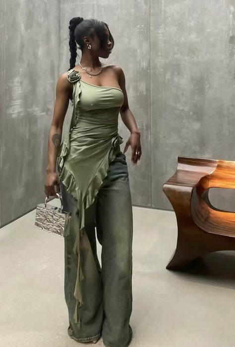 Pastel Green Outfits For Women, Nobu Dinner Outfit, Earthy Baddie Outfits, Earthy Look Outfits, Olive Green Fashion Aesthetic, Earthy Green Outfits, Sade Aesthetic Outfit Black Woman, Earth Girl Winter Outfits, Streetwear Earth Tones