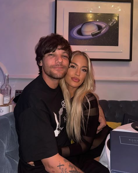 Louis And Lottie, Louis Tomlinson Sisters, Birthday In London, One Direction Cake, Tomlinson Family, Siblings Photos, One Direction Outfit, Lottie Tomlinson, After Everything