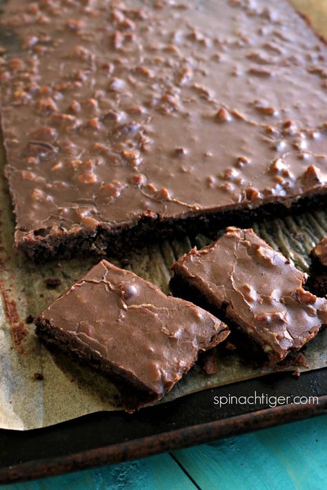 #LowCarbDinnerRecipes Sugar Free Desserts Easy, Texas Sheet Cake Recipe, Keto Cakes, Keto Chocolate Cake, Sugar Free Baking, Sugar Free Recipes Desserts, Texas Sheet, Sugar Free Cake, Sugar Free Treats