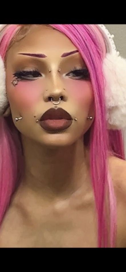 Insane Makeup Looks, Pink Emo Makeup, Bimbocore Makeup, Pink Goth Makeup, Cybercore Makeup, Edgy Makeup Looks, Face Art Makeup, Alt Makeup, Piercing Inspo