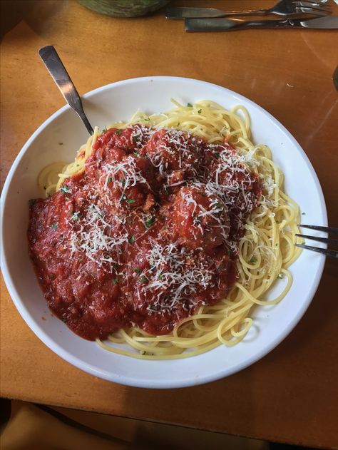 Spaghetti and meatballs at Olive Garden Leominster,Ma. Olive Gardens, Spaghetti And Meatballs, Orlando Florida, Meatballs, Spaghetti, Easy Meals, Yummy Food, Ethnic Recipes