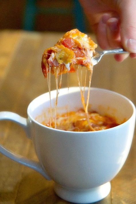 How to make pizza in a mug in a microwave makes a little personal pizza that's cheesy and filled with your favorite toppings. #mugpizza #pizzamug Mug Biscuit, Omelette In A Mug, Pizza In A Mug, Mug Pizza, Microwave Mug Recipes, Mug Recipe, Dorm Food, Microwave Snacks, Pizza Logo