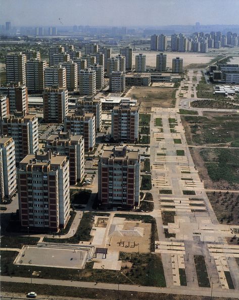 ONCE UPON A TIME IN YUGOSLAVIA : Photo Beograd. Blok 45, i blok 70 identican kao u ogledalu u daljini. Yugoslavian Architecture, New Belgrade, Ceramic Witch, Monumental Architecture, Iranian Architecture, Brutalism Architecture, Flat Apartment, Apartment Architecture, Amazing Buildings