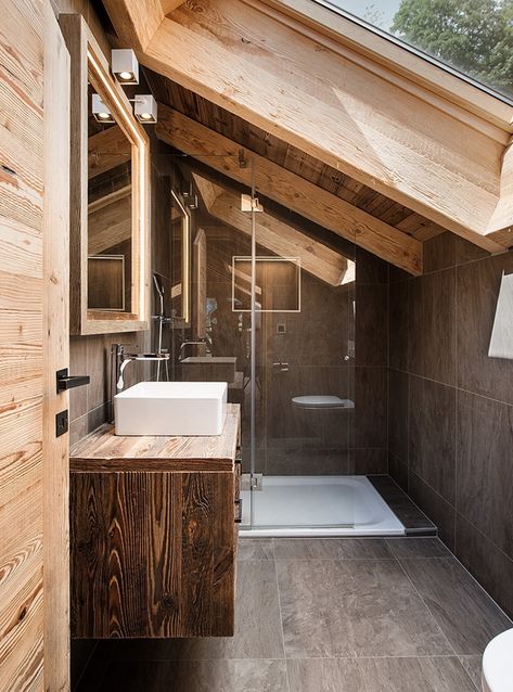 Chalet Bathroom, Mountain Interiors, Chalet Interior, Loft Bathroom, Chalet Design, Cabin Bathrooms, Rustic Bathroom Designs, Attic Bathroom, Wooden Bathroom