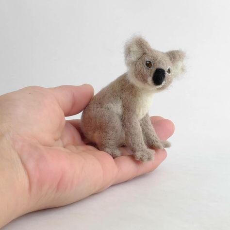 Needle Felt Koala, Needle Felted Koala Bear, Needle Felted Koala, Felt Koala, Felt Bears, Felted Crafts, Gift Bags Diy, Wool Animals, Needle Felting Tutorials