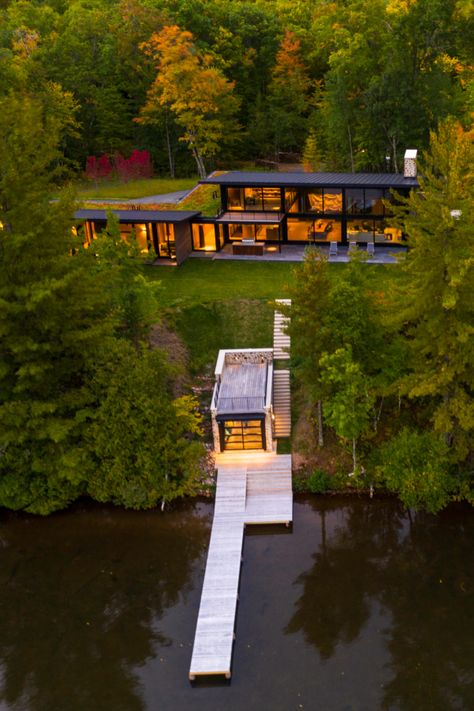 This modern lodge is nestled within this Chicago family’s multi-acre compound in Wisconsin’s scenic Northwoods. Surrounded by a forest of oaks and white pines, the home is perched upon a bluff overlooking a pristine lake the family has been visiting for generations. #modernlodge #moderncamp #vacationhome #luxuryhome #luxurycabin #modernarchitecture #northwoods #campchic Camp Exterior, Cozy Sitting Area, Rustic Lake Houses, Modern Lodge, Modern Lake House, Lakeside Cabin, Luxury Cabin, Beautiful Houses, Landscape Architect