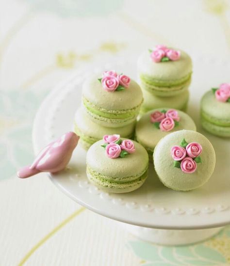 Macarrons franceses decorados con flores.#MesasDePostres … Macaron Cookies, French Macaroons, Macaron Recipe, Beautiful Desserts, French Macarons, Sugar Rush, Cakepops, Green And Pink, Beautiful Food