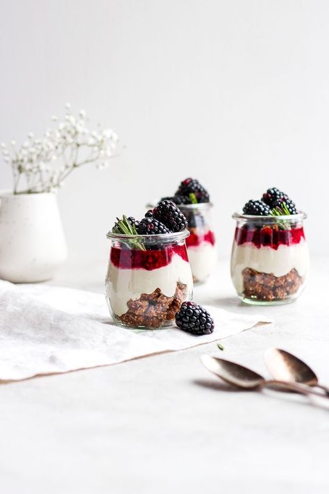 Vegan Cheesecake Easy, Cheesecake Jars, Thanksgiving Vegan, Blackberry Cheesecake, Delicious Holiday Desserts, Food Photography Composition, Pot Cakes, Vegan Cheesecake Recipe, Cheesecake In A Jar