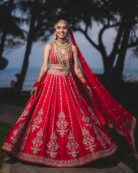 Red Lehenga Designs, Beautiful Lehengas, Distract Yourself, Royal Indian Wedding, Wedding At Home, Red Lehenga Choli, Designer Sarees Wedding, Desi Dress, Floral Lehenga