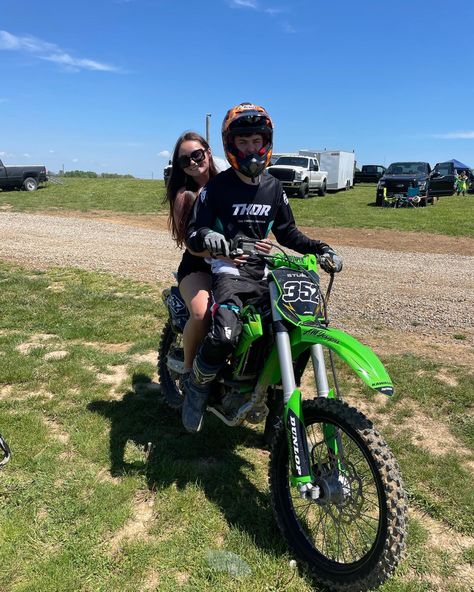 Dirt Bike Girlfriend, Cute Dirt Bike Couples, Motocross Couple Pictures, Motorcross Couple Pictures, Dirt Bike Boyfriend, Motocross Couple Goals, Motocross Boyfriend, Motocross Girlfriend, Moto Couple