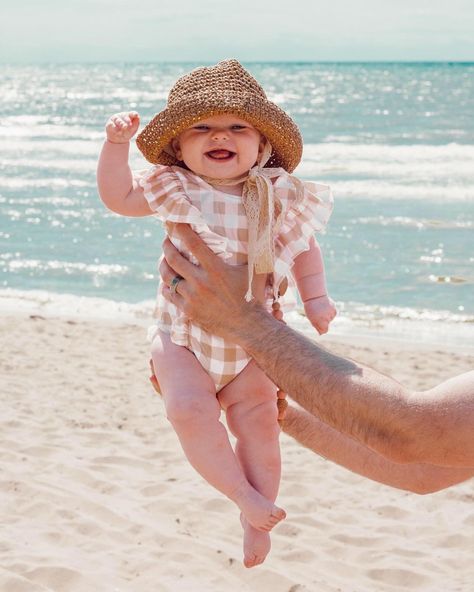 Family Summer Holiday, 3 Month Old Beach Photos, Mom And Baby Beach Aesthetic, Infant Beach Photoshoot, Baby Beach Aesthetic, Beach Resort Photo Ideas, Summer Baby Photoshoot Ideas, Infant Beach Pictures, Beach Baby Pictures