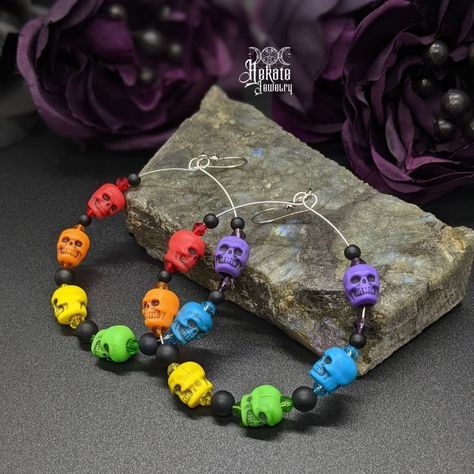 Diy Skull Jewelry, Crystal Bead Jewelry Ideas, Skull Bead Jewelry, Halloween Jewelry Diy, Gothic Jewelry Diy, Goddess Look, Crystal Rainbow, Skull Beads, Dark Jewelry