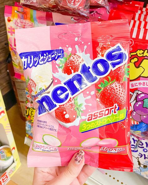 🍓🥛 Strawberry vanilla, strawberry milk, and strawberry-flavored mints all in one bag? 🍬🍭 We think it’s a BERRY nice combination! 😍👏 #japancandy #mentos #japanesesweets #strawberrymentos Strawberry Gum Aesthetic, Ice Breakers Gum, Gum Aesthetic, Strawberry Gum, Strawberry Snacks, Strawberry Things, Japanese Candy Snacks, Breath Mints, Milk Candy