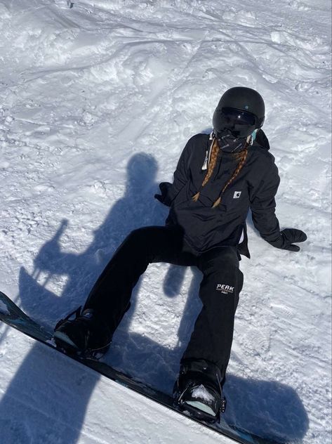 Ice Cap Outfit, Red Snowboarding Outfit, Female Snowboarder Fashion, Snowboard Fits Women, Ski Season Outfits, All Black Snowboarding Outfit, Ski Outfits For Women Black, Dope Snowboard Outfit, Baggy Snowboard Outfit