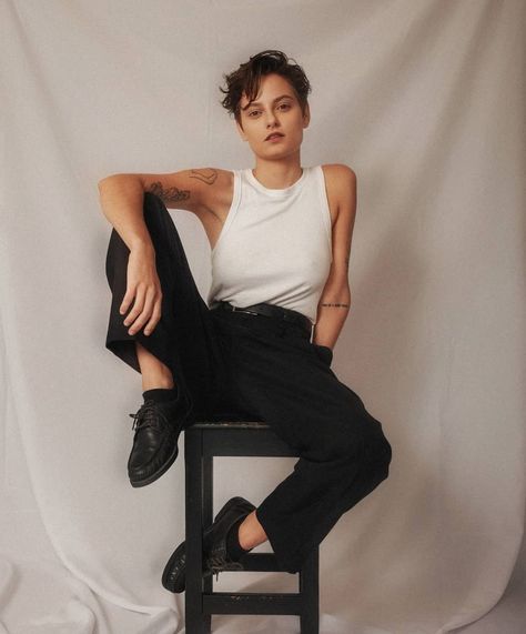 Queer Capsule Wardrobe, Androgynous Pride Outfit, 80s Lesbian Fashion, Buzzcut Outfit Women, Masc Poses For Women, Enby Outfits Summer, Masculine Poses For Women, Androgynous Fashion Fem, Adrogonus Outfits Women