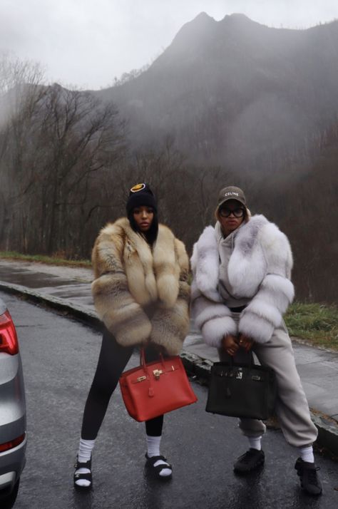 Jacket Outfits Black Women, Fur Coat Outfit Baddie, Outfit Ideas Snow, Fur Jacket Outfits, Snow Outfit Ideas, Ski Resort Outfit, Fur Coat Outfit, Bestie Outfits, Cabin Trip