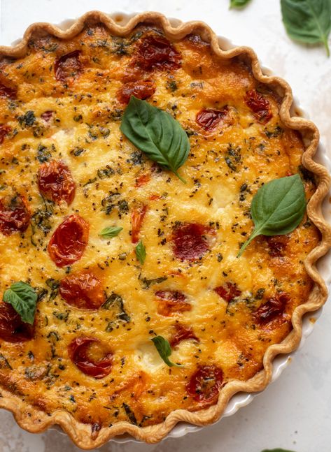 Caprese Quiche Recipe - Caprese Christmas Quiche Recipe Holiday Quiche, Christmas Caprese, Caprese Christmas, Nye Recipes, Caprese Quiche, Christmas Quiche, Broccoli Cheddar Quiche, Holiday Brunch Recipes, Tomatoes Mozzarella