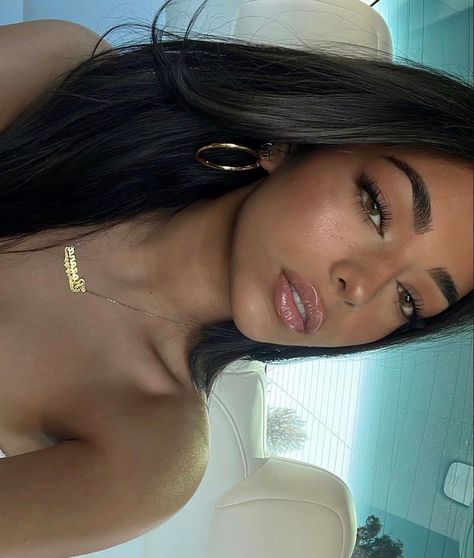 Clean Prom Makeup, First Date Outfit Summer, Facial Harmony, Gold Jewellery Necklace, Bombshell Makeup, Sunkissed Makeup, Senior Picture Makeup, Makeup Bridesmaid, Tanned Makeup