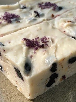 Blueberry Fudge, Slow Cooker Fudge, Wisconsin Food, Chocolate Blueberry, Chicory Recipe, White Chocolate Fudge, Fudge Ingredients, Fudge Candy, Fudge Bars