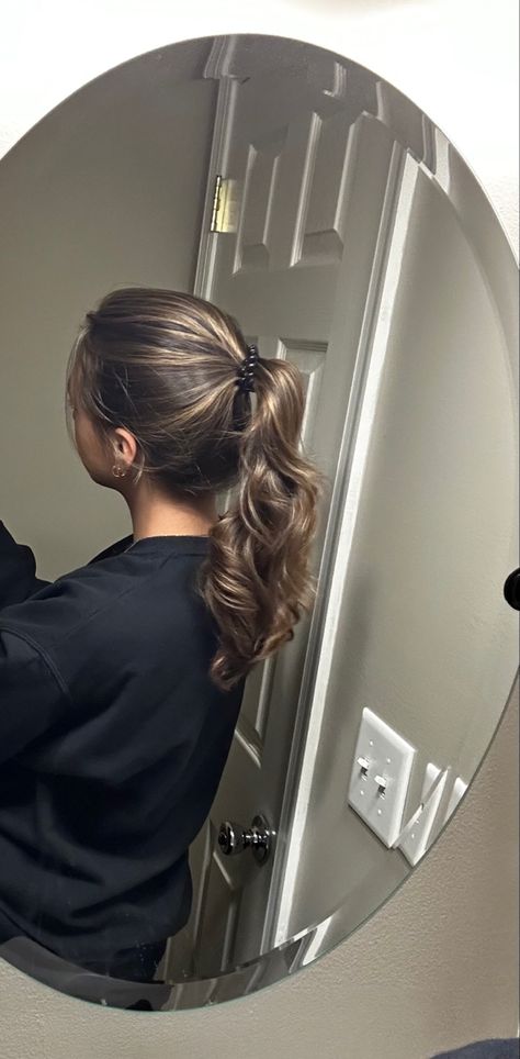 highlighted ecoposh brunette balayage in ponytail Brown Hair In A Ponytail, Brown Hair Up, Dark Brown Hair With Blonde Highlights, Brunette With Blonde Highlights, Short Hair Ponytail, Brown Hair With Caramel Highlights, Light Brunette, Medium Hair Color, Ponytail Girl