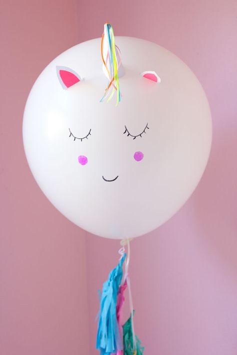 Make these giant DIY unicorn balloons in minutes! Perfect for a unicorn birthday party decoration! #unicorncraft #unicornballoons #unicornparty Unicorn Balloons, Unicorn Birthday Party Decorations, Unicorn Craft, Diy Unicorn, Unicorn Balloon, Balloon Crafts, Unicorn Crafts, Unicorn Decorations, Unicorn Horn